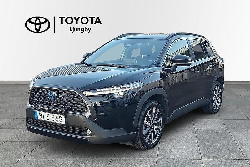 Svart Begagnad 2023 Toyota Corolla Cross Style SUV | 364 000 kr (Marknadspris) - Bild 1/3