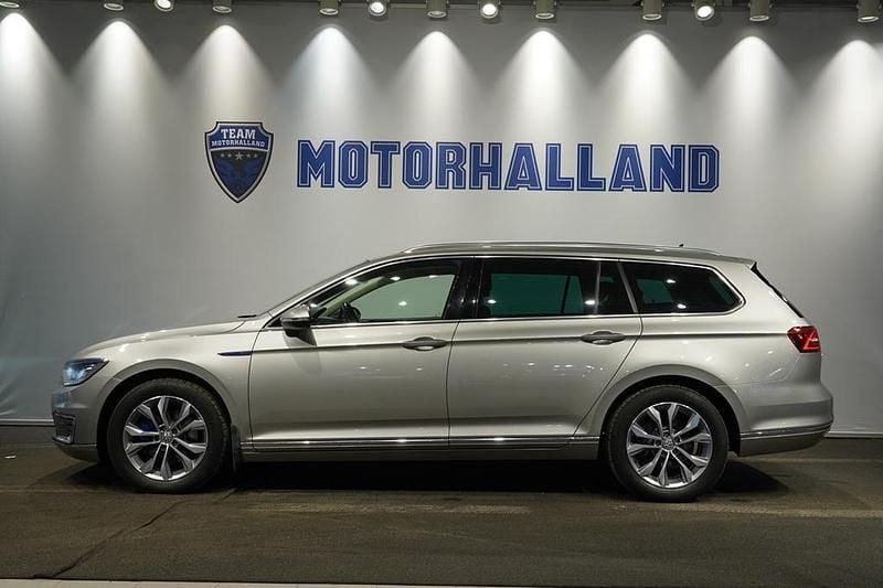Silver Begagnad 2016 VW Passat GTE Kombi | 159 900 kr (Marknadspris) - Bild 1/4