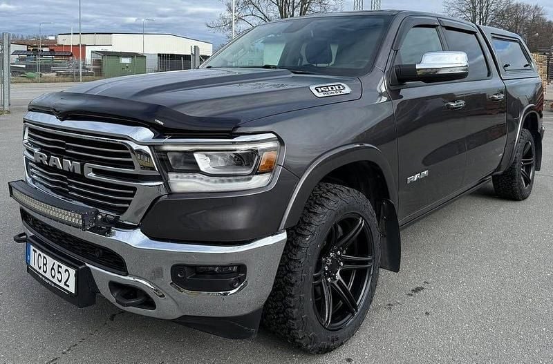 Grå (mörkgrå) Begagnad 2019 Dodge Ram Pickup | 761 250 kr - Bild 1/4