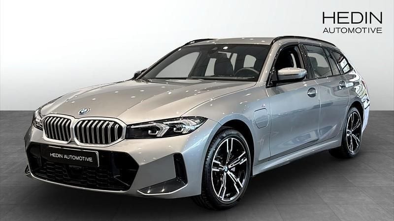 Grå (grey) Begagnad 2024 BMW 330e M Sport Kombi | 549 700 kr (Bra pris) - Bild 1/4