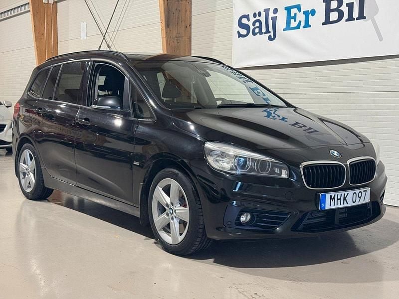 Svart Begagnad 2016 BMW 220 Gran Tourer Sport Line Minibuss | 159 900 kr (Marknadspris) - Bild 1/4