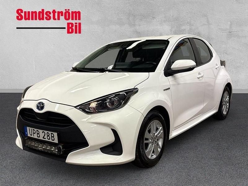 Vit Begagnad 2021 Toyota Yaris Hybrid Active Halvkombi | 177 900 kr (Marknadspris) - Bild 1/3