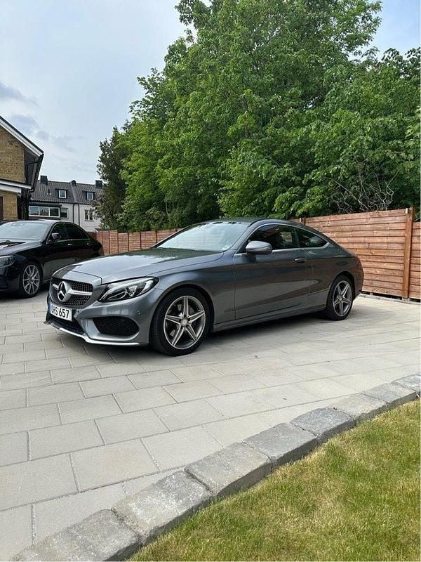 Grå Begagnad 2016 Mercedes C200 AMG line Sportkupé | 255 000 kr (Marknadspris) - Bild 1/4