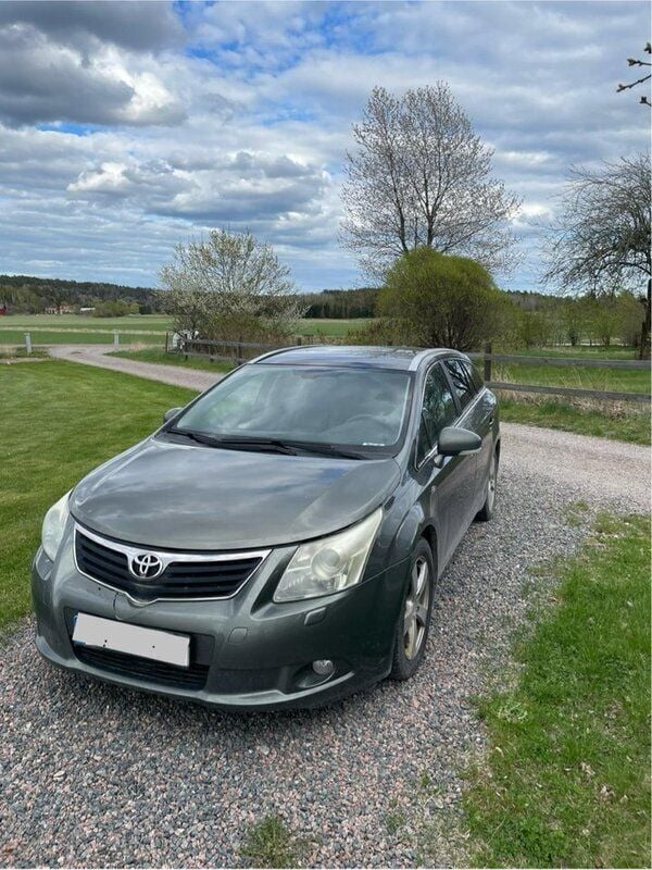 Grön Begagnad 2010 Toyota Avensis Premium Kombi | 25 000 kr (Superpris) - Bild 1/4