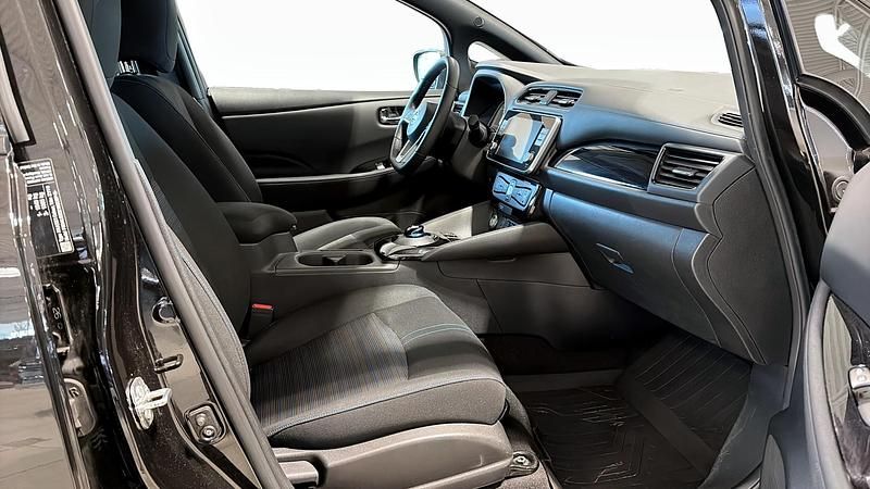 Begagnad Nissan Leaf N-Connecta 110 kW (150 HK) 2022 Svart Halvkombi