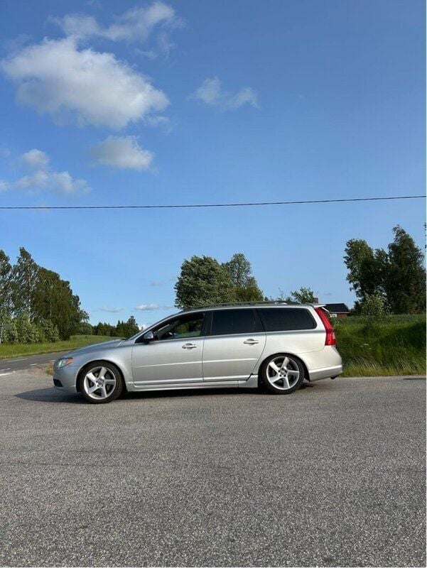 Grå Begagnad 2008 Volvo V70 Momentum Kombi | 40 000 kr (Superpris) - Bild 1/4