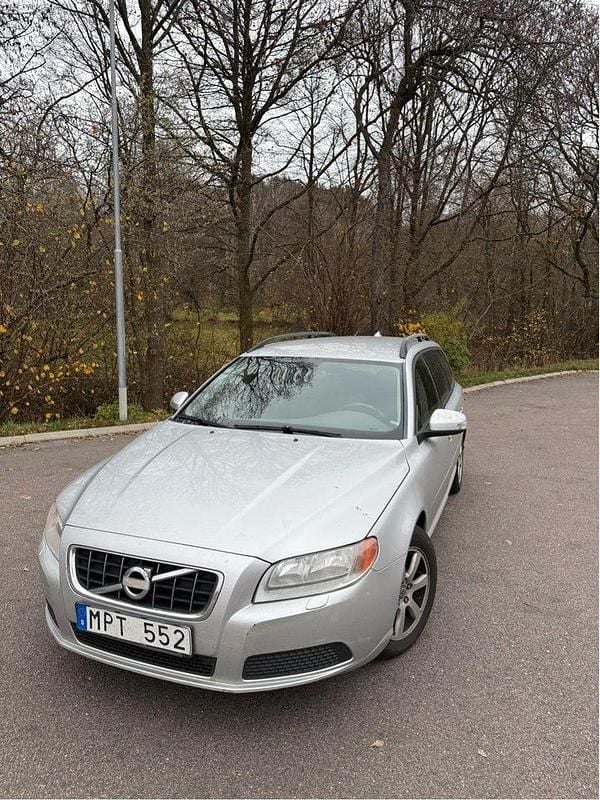 Grå Begagnad 2011 Volvo V70 Kombi | 44 000 kr (Bra pris) - Bild 1/4