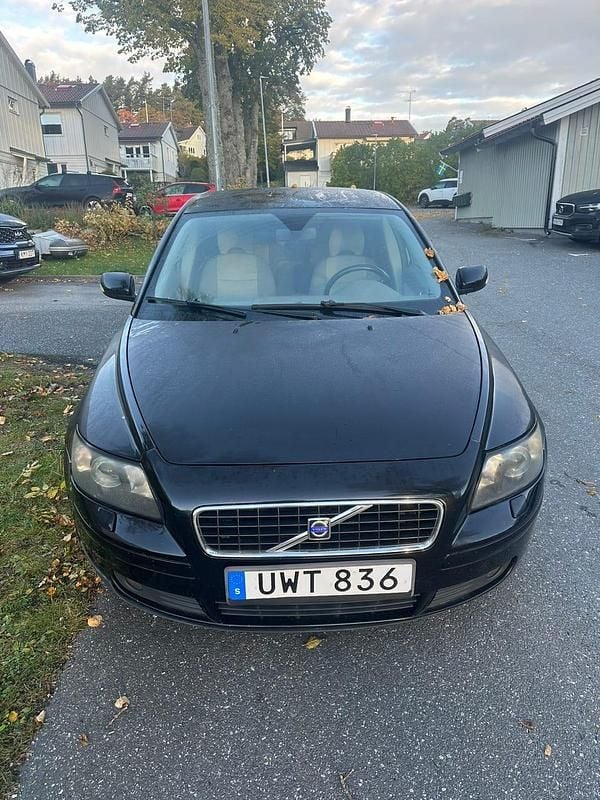 Svart Begagnad 2004 Volvo S40 Sedan | 25 000 kr (Bra pris) - Bild 1/4