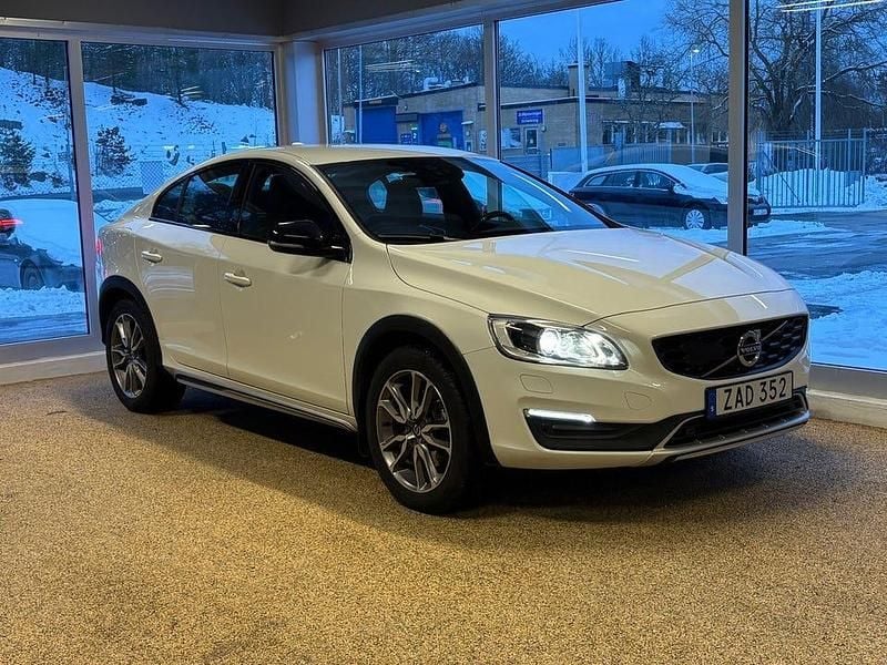 Begagnad Volvo S60 CC Standard 150 HK (110 kW) 2017 Vit Sedan