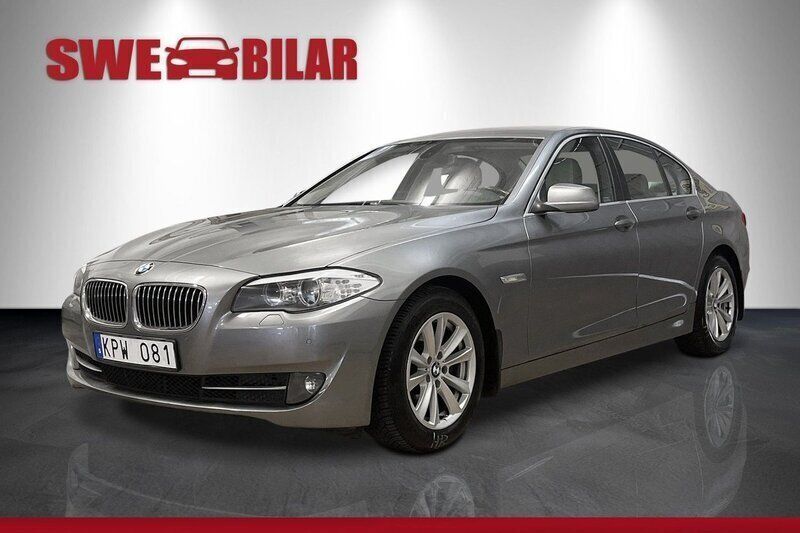 Grå Begagnad 2010 BMW 523 Sedan | 109 900 kr (Marknadspris) - Bild 1/4