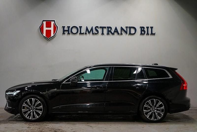 Svart Begagnad 2023 Volvo V60 Core Kombi | 344 900 kr (Bra pris) - Bild 1/4