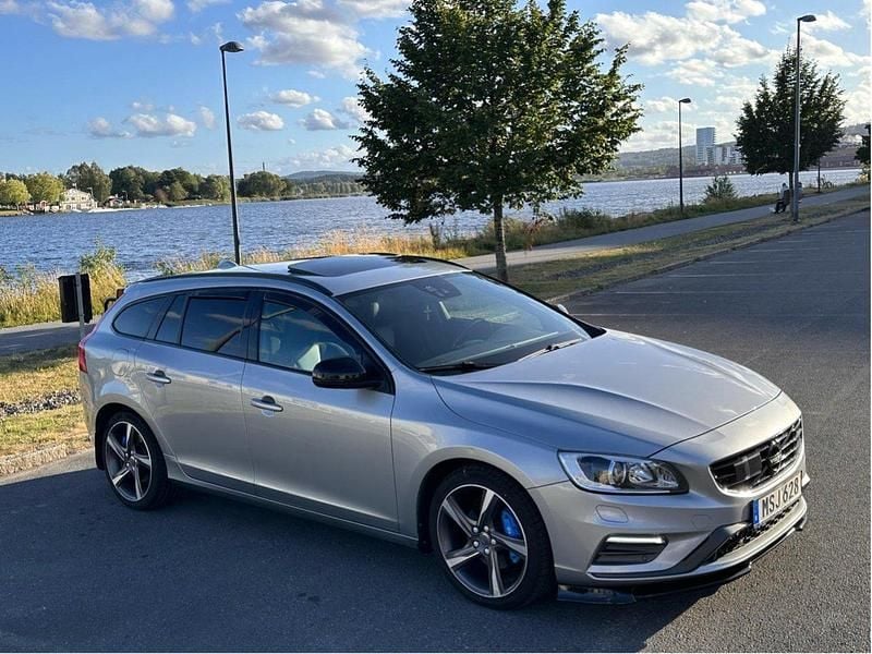 Silver Begagnad 2016 Volvo V60 R-Design Kombi | 170 000 kr (Marknadspris) - Bild 1/4