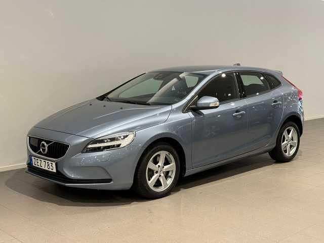Ljusblå (blå) Begagnad 2018 Volvo V40 Business Edition Kombi | 219 500 kr (Marknadspris) - Bild 1/4