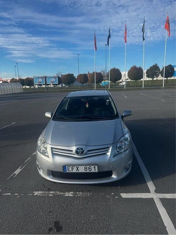 Silver Begagnad 2010 Toyota Auris Plus Halvkombi | 39 999 kr (Bra pris) - Bild 1/4