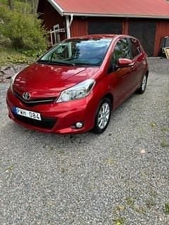 Röd Begagnad 2012 Toyota Yaris Active Halvkombi | 72 000 kr (Marknadspris) - Bild 1/4