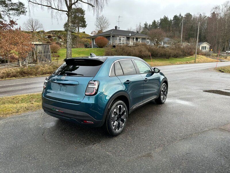 Begagnad Fiat 600E La Prima 115 kW (157 HK) 2024 Blå Halvkombi