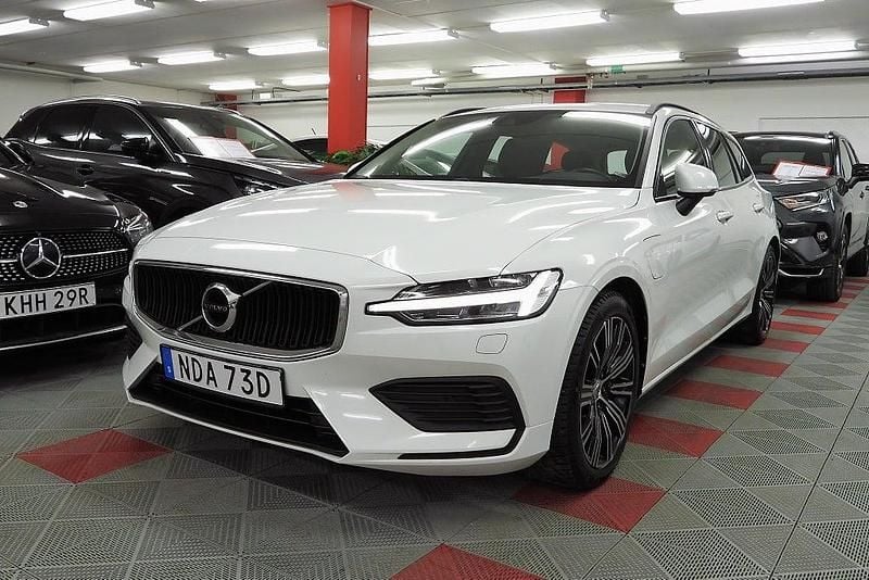 Vit Begagnad 2020 Volvo V60 Momentum Kombi | 239 500 kr (Superpris) - Bild 1/4