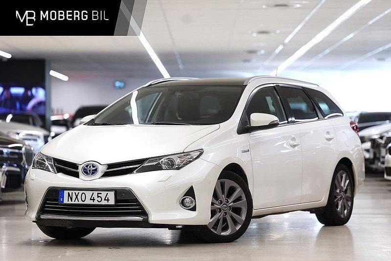 Vit Begagnad 2013 Toyota Auris Hybrid Executive Kombi | 134 900 kr (Marknadspris) - Bild 1/3
