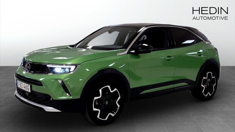 Grön (green) Begagnad 2021 Opel Mokka-e Ultimate SUV | 209 900 kr (Marknadspris) - Bild 1/4
