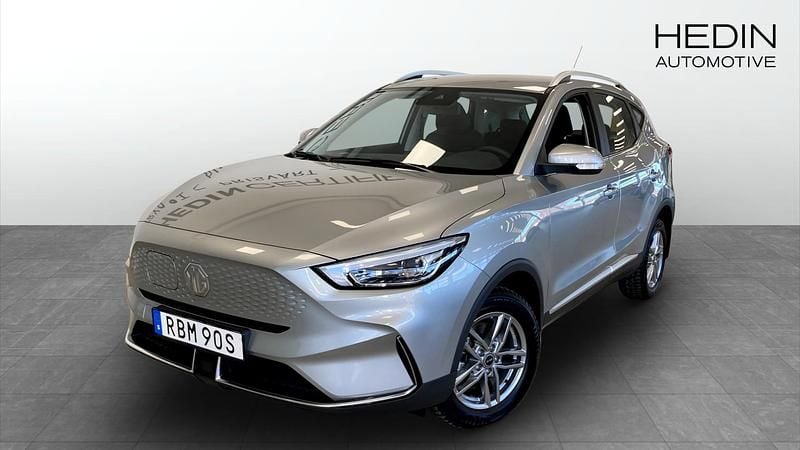 Grå (grey) Begagnad 2023 MG ZS Comfort Sedan | 274 900 kr (Marknadspris) - Bild 1/4