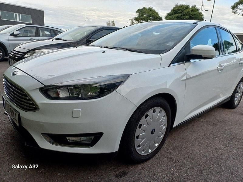Vit Begagnad 2018 Ford Focus Titanium Halvkombi | 119 000 kr (Marknadspris) - Bild 1/4