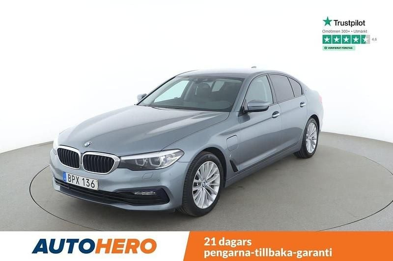 Blå Begagnad 2018 BMW 530e iPerformance Sedan | 240 000 kr (Marknadspris) - Bild 1/4