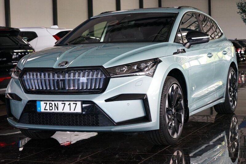 Silver Begagnad 2023 Skoda Enyaq iV SportLine SUV | 399 900 kr (Marknadspris) - Bild 1/4