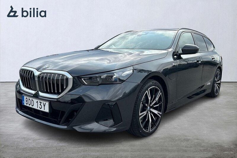 Grå Begagnad 2025 BMW 530e M Sport Kombi | 729 000 kr (Marknadspris) - Bild 1/4