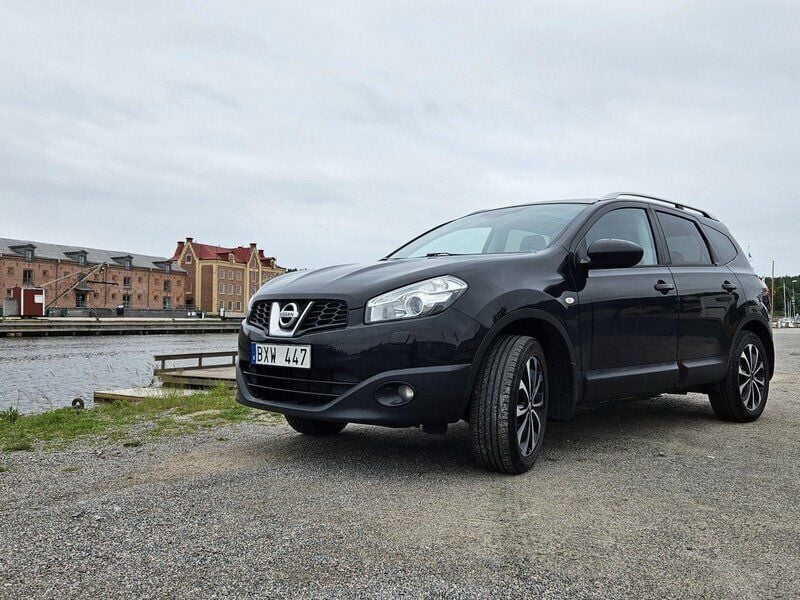 Svart Begagnad 2012 Nissan Qashqai +2 SUV | 100 000 kr (Marknadspris) - Bild 1/4