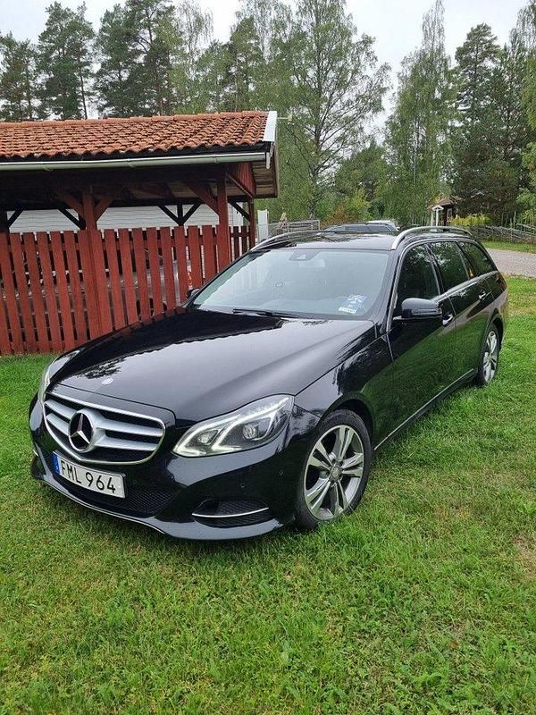 Svart Begagnad 2015 Mercedes E220 Avantgarde Kombi | 158 000 kr (Marknadspris) - Bild 1/4