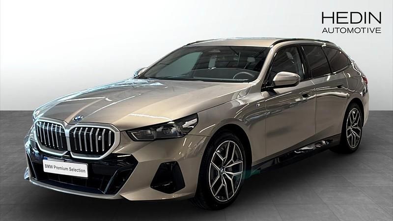 Grå (grey) Begagnad 2025 BMW i5 M Sport Sedan | 709 700 kr - Bild 1/4