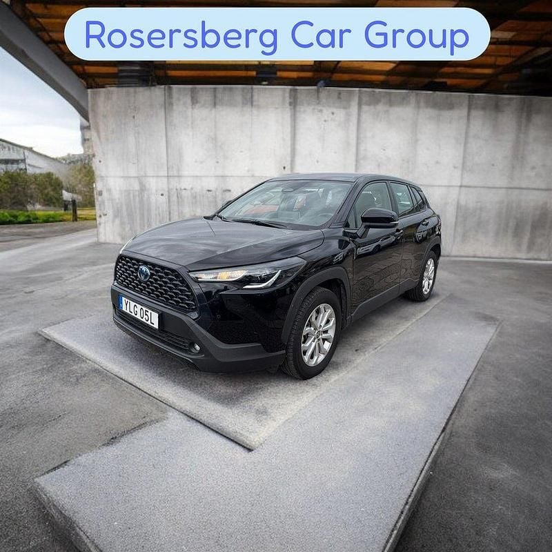 Svart Begagnad 2023 Toyota Corolla Cross Active SUV | 369 875 kr (Marknadspris) - Bild 1/4