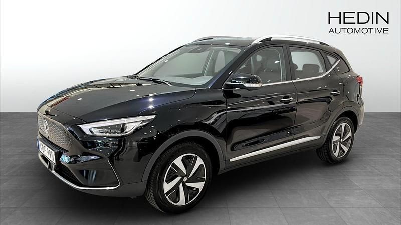 Svart (black) Begagnad 2022 MG ZS Luxury Sedan | 249 900 kr (Bra pris) - Bild 1/4