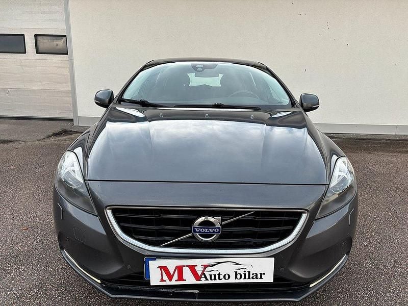 Grå Begagnad 2013 Volvo V40 Kombi | 59 000 kr (Lite dyr) - Bild 1/4
