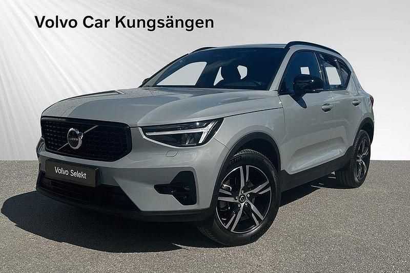 Grå Begagnad 2024 Volvo XC40 Plus SUV | 399 900 kr (Lite dyr) - Bild 1/3