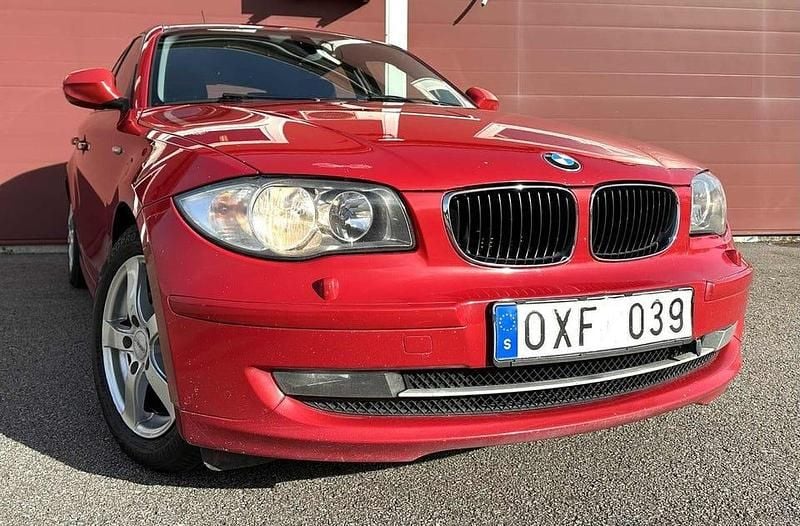 Röd Begagnad 2010 BMW 118 Halvkombi | 59 900 kr (Lite dyr) - Bild 1/4