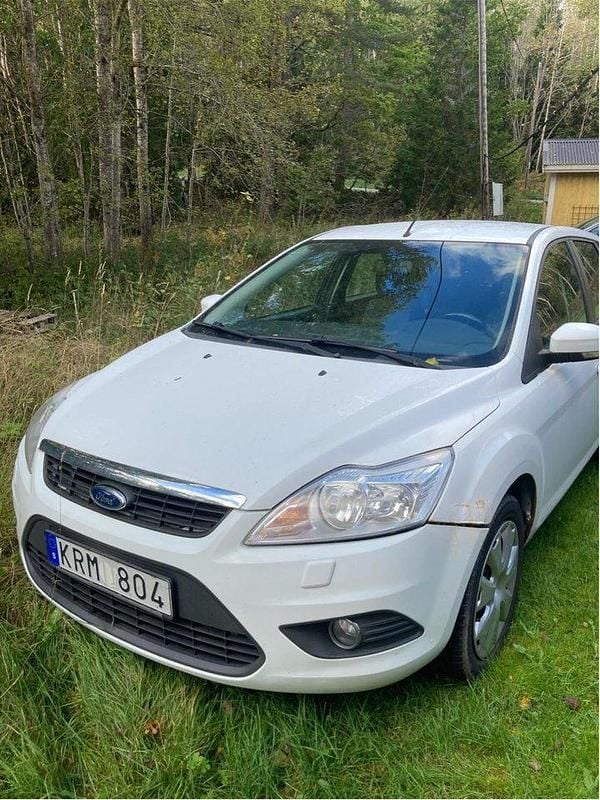Vit Begagnad 2010 Ford Focus Platinum Kombi | 15 000 kr (Bra pris) - Bild 1/1