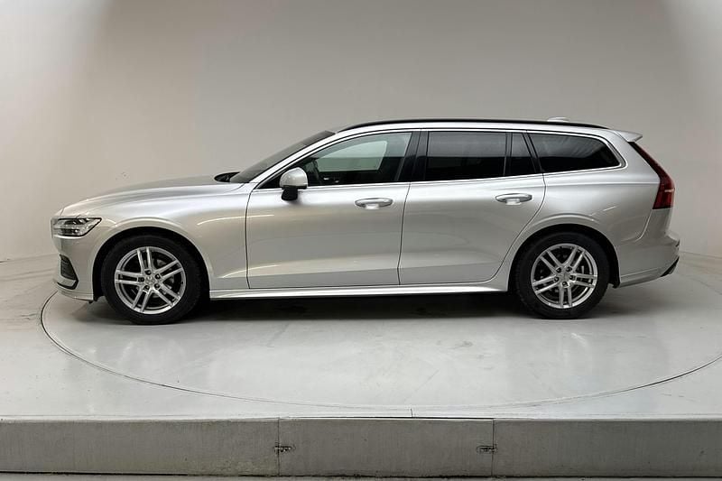Begagnad Volvo V60 Momentum 197 HK (144 kW) 2022 Silver Kombi