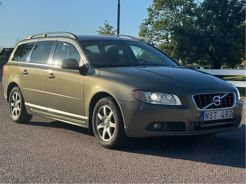 Grön Begagnad 2011 Volvo V70 Momentum Kombi | 42 000 kr (Marknadspris) - Bild 1/4