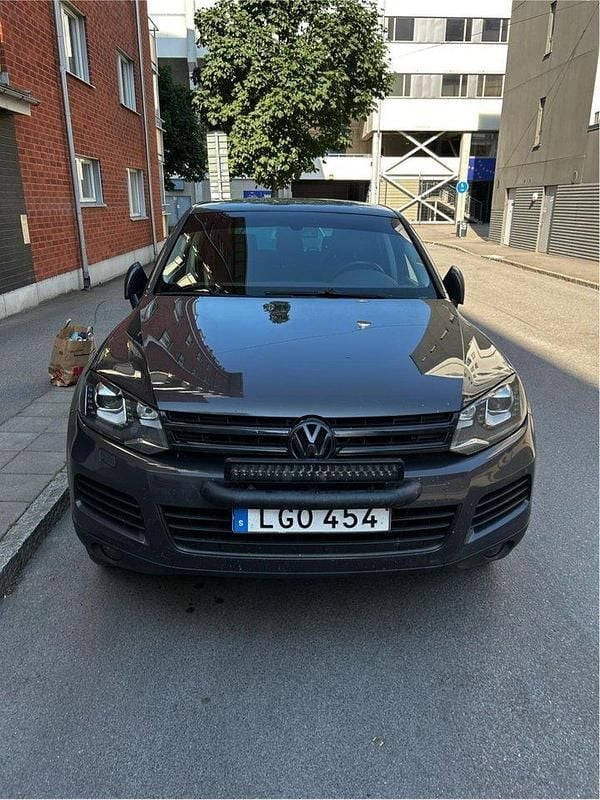 Brun Begagnad 2011 VW Touareg SUV | 115 000 kr (Marknadspris) - Bild 1/4