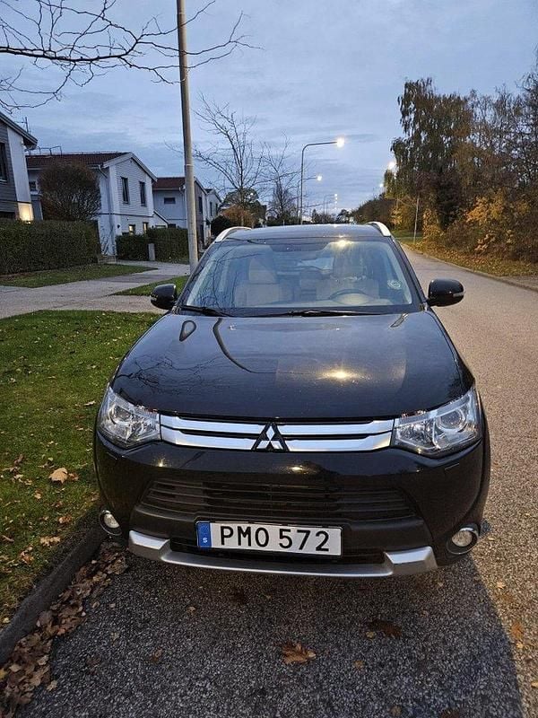 Svart Begagnad 2015 Mitsubishi Outlander SUV | 158 000 kr (Dyr) - Bild 1/4