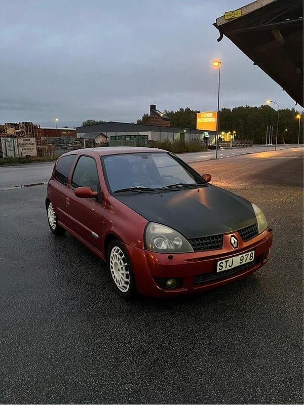 Röd Begagnad 2002 Renault Clio II Halvkombi | 29 000 kr - Bild 1/4
