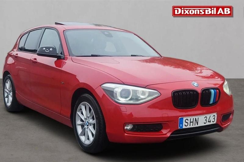 Röd Begagnad 2012 BMW 118 Comfort Edition Halvkombi | 89 000 kr (Marknadspris) - Bild 1/4