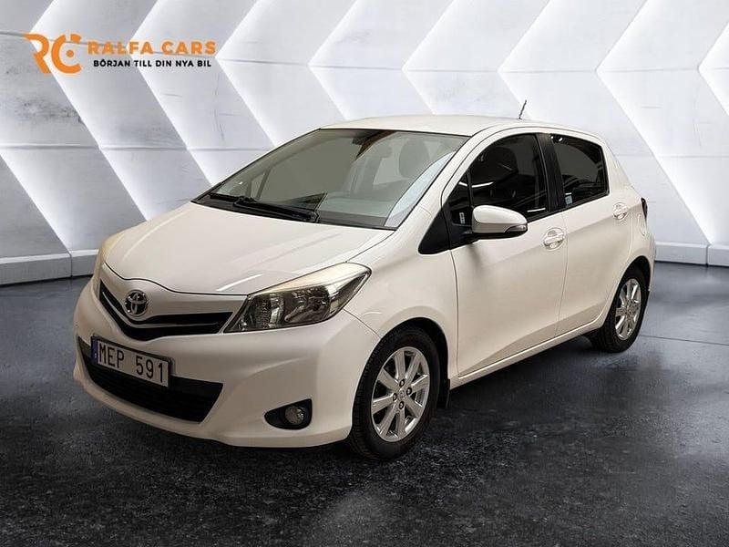 Vit Begagnad 2011 Toyota Yaris Active Halvkombi | 69 700 kr (Marknadspris) - Bild 1/3