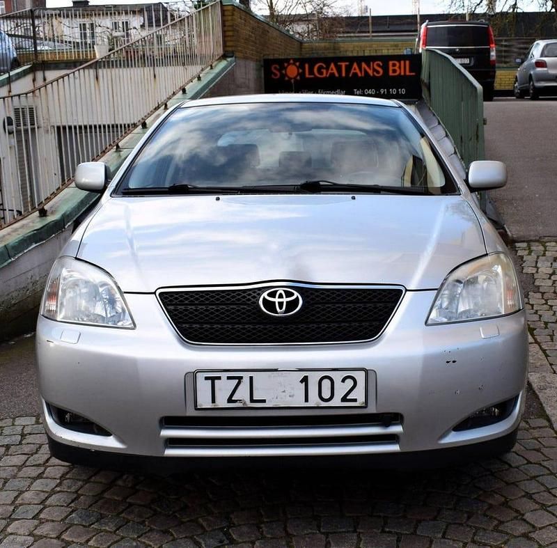 Silver Begagnad 2003 Toyota Corolla Halvkombi | 25 800 kr (Superpris) - Bild 1/4