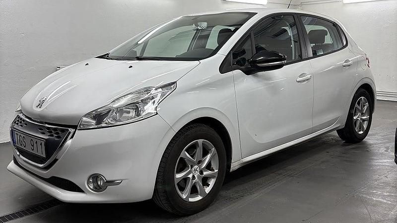 Vit Begagnad 2012 Peugeot 208 Halvkombi | 44 900 kr (Marknadspris) - Bild 1/4