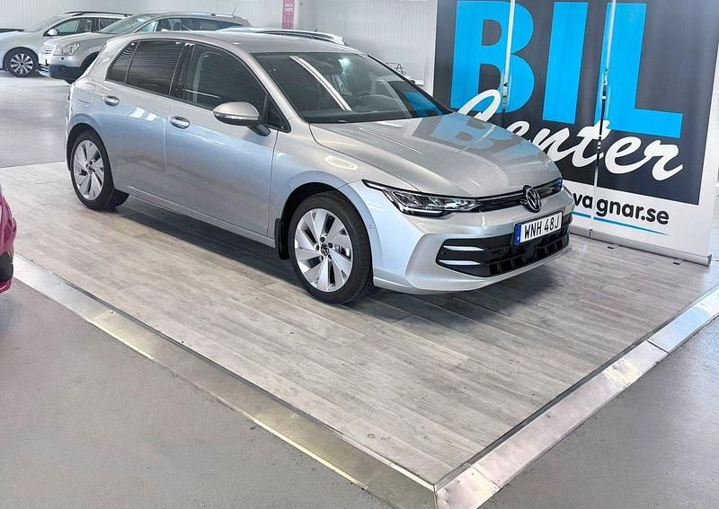 Silver Ny 2025 VW Golf VIII Life Halvkombi | 299 000 kr (Bra pris) - Bild 1/4