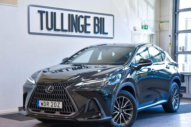 Svart Begagnad 2023 Lexus NX350h Business Edition SUV | 459 800 kr (Marknadspris) - Bild 1/4