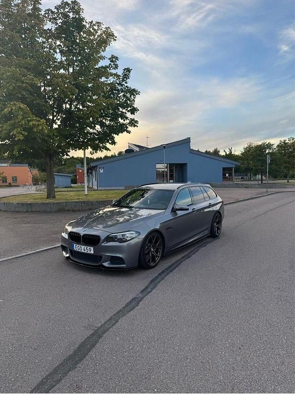 Grå Begagnad 2014 BMW 530 M Sport Kombi | 259 900 kr (Lite dyr) - Bild 1/4