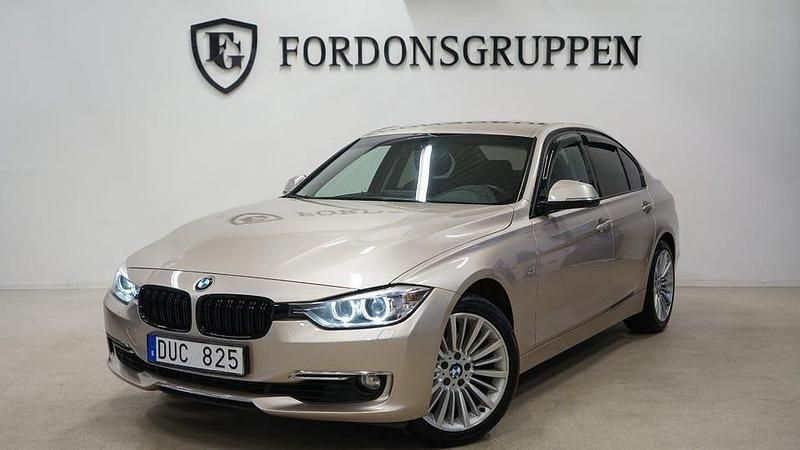 Silver Begagnad 2013 BMW 328 Luxury Line Sedan | 199 800 kr (Marknadspris) - Bild 1/4